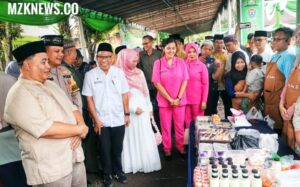 Sekdakab Muara Enim didampingi Plt. Asisten Bidang Administrasi dan Umum, Ka. Disperndag dan ESDM, melihat produk Kuliner yang dijajakan pedagang di Pasar Ramadan (Foto: IST)Â