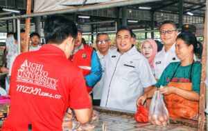 Sekdakab Muara Enim didampingi Ka. Disperindag, Ka. BPS Kab. Muara Enim saat sidak harga bahan pokok Ayam dan telur di Pasar Muara Enim (Foto: IST) 