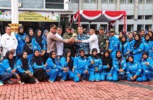 Pj. Bupati Muara Enim, Dandim 0404, Ka. Dinas LHK dan Camat Muara Enim secara bersama memperlihatkan Piala Adipura (Foto: IST) 