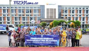 GM PTBA Unit Penambangan, Venpri Sagara bersama para insan baru PTBA dari Managemen Trainer 2024 yang terlibat langsung menyalurkan bantuan Paket Sembako ke Balai Tujuan (Foto: IST)