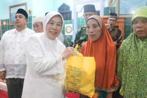 Pj. Ketua TP PKK Kabupaten Muara Enim, Hj. Rose Mafiana Rizali memberikan bingkisan kepada Warga Desa Padang Bindu, Kec. Benakat saat Safari Ramadan (Foto: IST) 