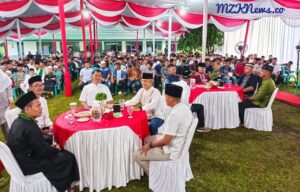 Danbrigif 8/Garuda Cakti, Komandan Batalyon 141/AYJP, Kabid Trantibumranmas, para Prajurit Batalyon Infanteri 141 di acara buka puasa bersama di Makodim 141/AYJP Muara Enim (Foto: IST) 