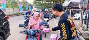 Karyawan PT Gudang Garam Tbk saat memberikan Takjil di Pusat Kota Lahat (Foto: IST) 