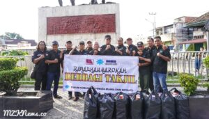 Foto: Ketua dan jajaran Pengurus PKPMB foto bersama sebelum membagikan Takjil kepada Masyarakat Kota Muara Enim di depan Tugu Monumen Perjuangan (Foto: IST) 