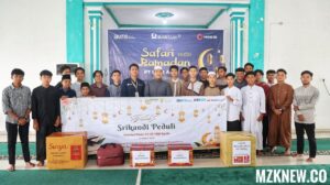 Pengurus Pesantren Ustad M.Wahyudin bersama para Santri penerima santunan Ramdhan dan paket Alquran Per Juz dari Srikandi Bukit Asam (Foto: IST) 