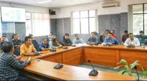 Salah satu perwakilan orator aksi demo damai menyampaikan keluhan terkait seringnya padamnya listrik di sejumlah desa kepada Manager ULP PLN Muara Enim, dihadiri Sekdakab Muara Enim dan Kadisperindag Muara Enim (Foto: IST)