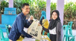 Tim PTBA menyerahkan Paket Sembako murah kepada masyarakat Lawang Kidul (Foto: IST)