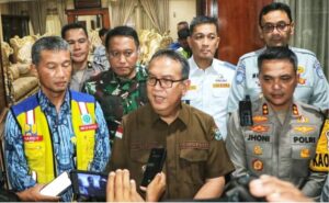 Pj. Bupati Muara Enim didampingi Kapolres, Dandim 0404/Muara Enim, saat memberikan keterangan kepada Awak Media (Foto: IST) 