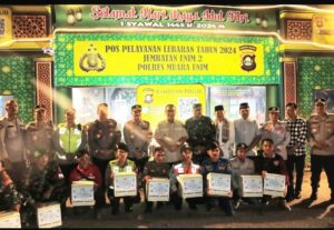 Pj. Bupati Muara Enim bersama Kapolres Muara Enim dan jajaran serta Dandim 0404 Muara Enim, Stafli foto bersama petugas Pos pelayanan mudik lebaran tahun 2024 (Foto: IST) 