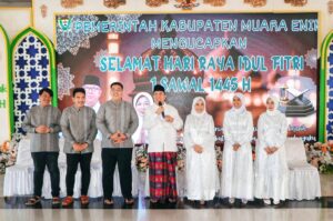 Pj. Bupati Muara Enim H.Ahmad Rizal beserta keluarga saat di Masjid Agung Kab. Muara Enim (Foto: IST)Â