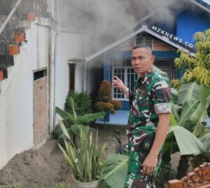 Serka Mulyanda dari Koramil 404-07 Muara Enim saat di lokasi rumah musibah kebakaran (Foto: IST)Â