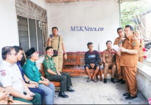 Pj. Bupati Muara Enim didampingi Ka. Dinas DPKP, Camat Muara Enim, Danramil 404-07, dan Ketua Baznas saat menyampaikan pesan kepada pemilik rumah korban kebakaran (Foto: IST) 