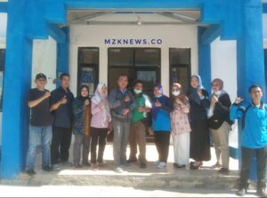 Lurah Pasar bawah bersama perangkat RW/RT dan jajaran saat melaksanakan Fogging (Foto: IST)Â