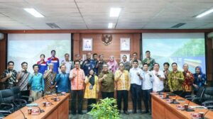 Pj. Bupati Muara Enim foto bersama peserta rapat usai kegiatan selesai (Foto: IST)Â