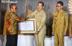 Sekdaprov Sumsel Supriono saat menyerahkan Piagam penghargaan kepada Kadinas Bappeda Kab. Muara Enim, H. Mat Kasrun (Foto: IST) 