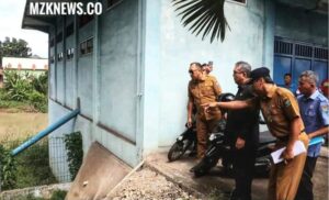 Pj. Bupati Muara Enim bersama tim lapangan PT Waskita Beton Precast TBK, PT Pertamina dan PDAM Lematang Enim mensurvey titik lokasi pembangunan Talud di Bantaran sungai Enim jembatan Enim II (Foto: IST) 