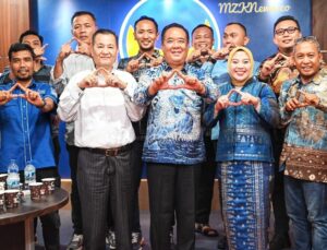 H. Cik Ujang Bacalon Gubernur Sumsel didampingi Istri, Hj. Lidyawati foto bareng jajaran Pengurus DPD Partai Demokrat Sumsel dan Ketua DPC Partai Demokrat Kab. Lahat Fitrizal Hormizi (Foto: IST) 