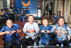 Bacalon Bupati Lahat, Hj. Lidyawati didampingi Suami H. Cik Ujang bersama Bacalon Wakil Bupati Lahat, H. Haryanto di Sekretariat DPW Partai Nasdem Sumsel (Foto: IST) 