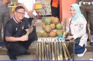 Pj. Bupati Lahat memperlihatkan Lemang Ciri khas makanan Kabupaten Lahat di Pameran menyambut HUT Kab. Lahat ke-155 Tahun 2024 (Foto: IST) 