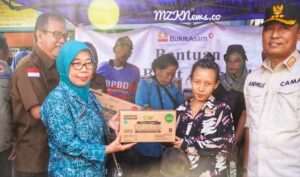 Pj. Bupati bersama Ketua TP PKK Muara Enim didampingi Camat Lawang Kidul saat memberikan bantuan kepada warga korban terdampak banjir luapan Sungai Enim (Foto: IST)Â