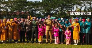Pj. Bupati Lahat, bersama Bunda Paud Lahat, unsur Forkopimda, Kepala OPD Lingkup Pemkab Lahat, Sekretaris Dinas P & K Lahat, Ketua Dharma Wanita, Ketua GOW, Ketua DWP, Guru, Wali Murid dan Anak-anak PAUD (Foto: IST)Â
