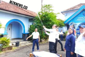 Pj. Bupati Lahat didampingi Kepala Yayasan Tarakanita Lahat menyemprotkan eco enzyme ke udara dalam rangka penjernihan lingkungan (Foto: IST)Â