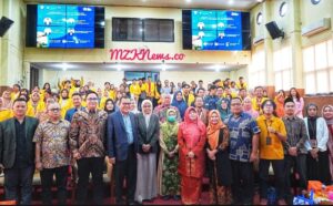 VP Sustainsbility PTBA Hartono bersama CEO BUMN, Dekan Fakultas ilmu Sospol UNSRI, Ketua Jurusan Sosiologi Fakultas Ilmu Sospol Unsri, ketua Jurusan Sosiologi Fakultas Ilmu Sospol Unsri, Koordinator Magister Sospol UNSRI dan para Cipitas Akademika UNSRI (Foto: IST)Â
