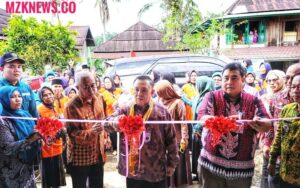 Deputi Bidang KSPK BKKBN RI, Nopian Andusti didamping Sekdakab Muara Enim, memotong tali pita di Peresmian Sekolah Lansia (Foto: IST) 