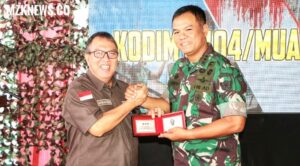 Wakasad TNI AD, Letjen Tandyo Budi Revita memberikan Cinderamata kepada Pj. Bupati Muara Enim (Foto: IST) 