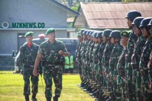 Dandodiklatfur Rindam II SWJ didampingi Komandan upacara memeriksa kesiapan peserta didik kegiatan upacara pembukaan Dikjurbaif Abit Diktuba TNI AD TA 2024 (Foto: IST) 