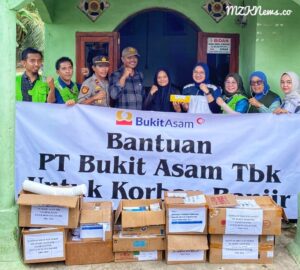 Tim Sustainbility PTBA bekerja sama dengan RS BAM dan Tim Rescue PTBA menyalurkan bantuan untuk korban banjir di Desa Ulak Pandan, Kecamatan Semidang Aji, Kab. OKU (Foto: IST) 