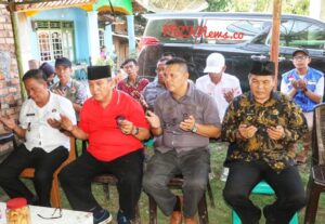 Pj. Bupati didampingi SKPD bersama warga Desa Ulak Bandung mendoakan korban tenggelam a/n Alm.Ferdiansyah (Foto: IST) 