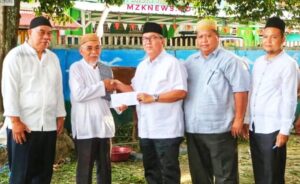 Pj. Bupati Muara Enim secara simbolis menyerahkan bantuan hewan qurban (Foto: IST) 