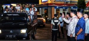 Pj. Bupati Lahat melambaikan tangan kepada rombongan takbir keliling Kota Lahat dalam menyambut Hari Raya Idul Adha 1445 H di halaman Kantor Kab. Lahat (Foto: IST) 