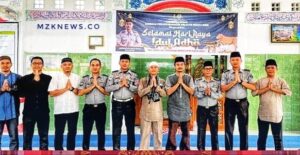 Ka. Lapas Muara Enim, Mukhlisin Fardi bersama Jajaran dan Ust. Afrizal usai melaksanakan salat Ied di Masjid Muzakir Lapas Muara Enim (Foto: IST) 
