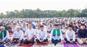 Pj. Bupati bersama Forkopimda, Sekdakab, para Asisten, kepala OPD, tokoh Agama, tokoh, dan masyarakat melaksanakan Salat Ied berjamaah di Lapangan Seganti Setungguan (Foto: IST) 