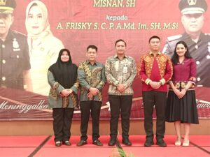 Ka. KPLP Muara Enim, Bima Sakti foto bersama Kakanim Muara Enim yang lama Misnan didampingi istri dan Kakanim Muara Enim yang baru A.Frisky didampingi istri (Foto: IST)Â
