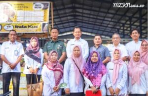 Plt. Asisten Perekonomian & Pembangunan, Kadinas Perdagangan Muara Enim bersama unsur terkait lainnya di kegiatan Operasi Pasar Murah di Pasar Inpres Muara Enim (Foto: IST)Â