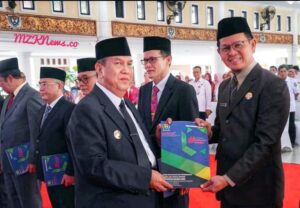 Pj. Bupati Muara Enim menyerahkan SK kepada salah satu pejabat yang telah dilantik (Foto: IST)Â