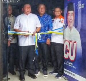 H. Herman Deru Bacalon Gubernur dan H. Cik Ujang Bacawagub (HDCU) Sumsel 2024-2029 memotong tali pita saat meresmikan Posko Induk Relawan Pemenangan HDCU (Foto: IST) 