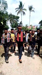 Arak-arakan dari SDN 10 menuju Masjid Nurul Iman (Foto: IST)Â