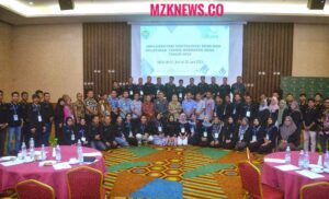 Ka. Dinas PMD Muara Enim bersama Direktur PT Klipaa Solusi Indonesia didampingi Kacab. PT Klipaa Solusi Indonesia Muara Enim.dan para peserta kegiatan Implementasi Digitalisasi Desa dan Pelatihan Teknis Operator Desa (Foto: IST)Â