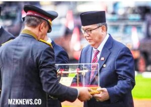 Kapolda Sumsel Irjen Pol. A. Rahman Wibowo menyerahkan Plakat Pedang Emas dari Kapolri kepada Pj. Bupati Muara Enim H. Ahmad Rizali (Foto: IST) 