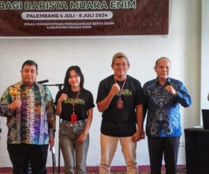 Sekdakab Muara Enim Yulius didampingi Ka. Disperindag & ESDM Kab. Muara Enim bersama peserta pelatihan dan sertifikasi Barista (Foto: IST)Â