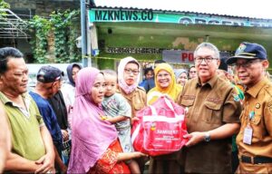 Pj. Bupati Muara Enim didampingi OPD terkait menyerahkan bantuan kepada pemilik korban kebakaran rumah di Kelurahan Tungkal (Foto: IST) 