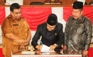 Ketua DPRD Muara Enim disaksikan Sekdakab Muara Enim menandatangani usulan Persetujuan Penambahan Perda Kab. Muara Enim Tahun 2024 (Foto: IST) 