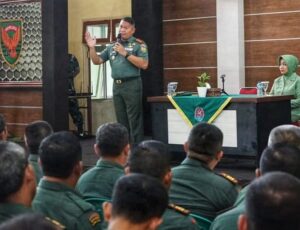 Letkol Inf. Arie Prasatyo Widyo Broto, saat menyampaikan arahan di hadapan seluruh personel TNI, PNS dan Persit Kodim 0406," Lubuk Linggau (Foto: IST)Â