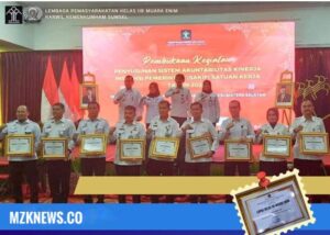 Ka. Lapas Muara Enim Mukhlisin Fardi menerima penghargaan yang diberikan Kanwil Menkumham dan Lapas Muara Enim meraih Kategori Hasil Evaluasi SAKIP Tahun 2023 Terbaik III (Foto: IST)Â