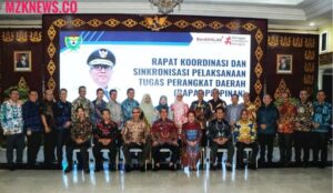 Pj. Bupati Muara Enim didampingi Pj. Ketua PKK foto bersama Asisten, Kepala OPD, dan jajaran Pemkab Muara Enim (Foto: IST)