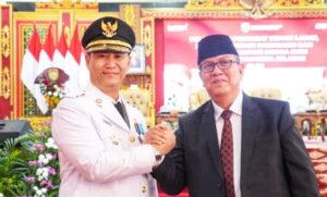 Pj. Bupati Muara Enim yang baru dilantik Henky Putrawan bersama H. Ahmad Rizali, mantan Pj. Bupati Muara Enim (Foto: IST)Â